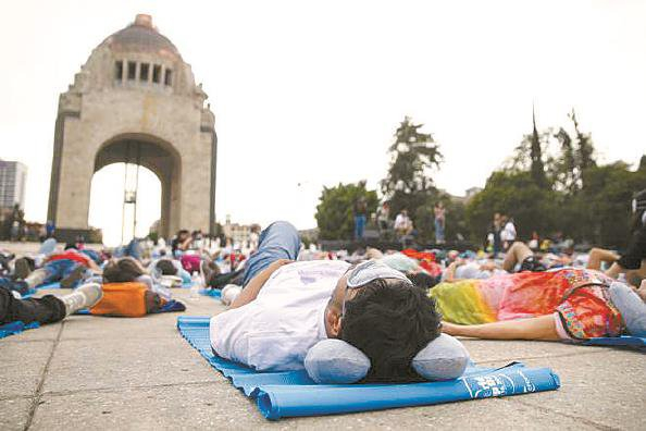 呼唤健康睡眠 墨数百人当街小憩__财经头条