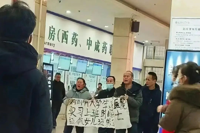 25岁规培女医生割喉自杀怪自己不是合格的牛马