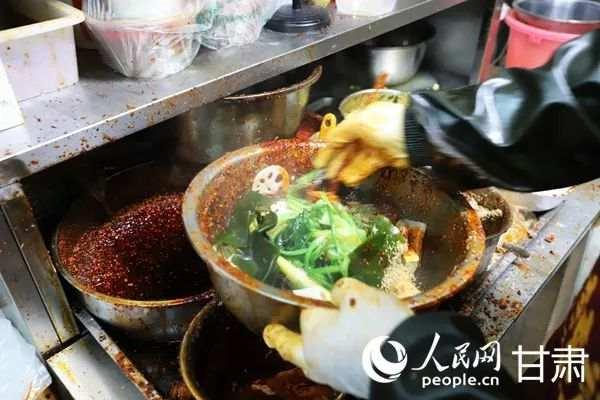 厨师正在制作麻辣烫。人民网记者 王文嘉摄