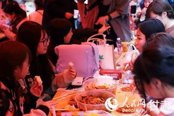 游客们正在品尝天水麻辣烫。人民网记者 王文嘉摄