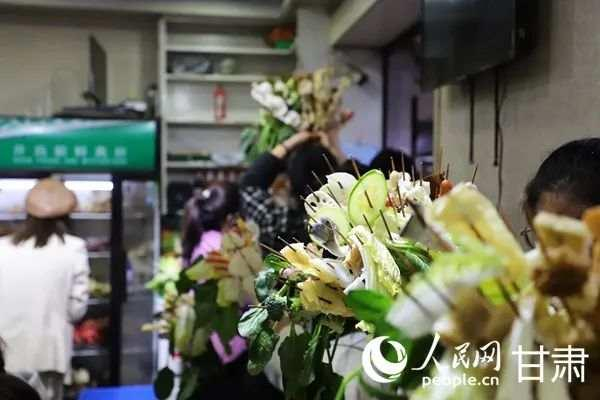 食客们正在排队。人民网记者 王文嘉摄