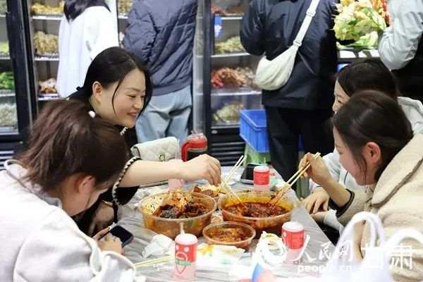 游客们正在品尝天水麻辣烫。人民网记者 王文嘉摄