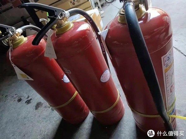 手提式干粉灭火器要检查常备火灾无情不要买到假货消费者要会看表会