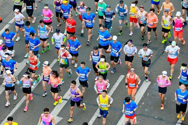 着五颜六色服装的马拉松跑者点缀着惠州这座城市。主办方供图