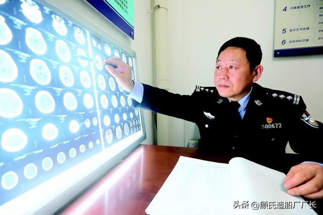 秦玉林法医经解剖发现,尸体的内脏已经呈部分自溶状态,胃内有米粉等