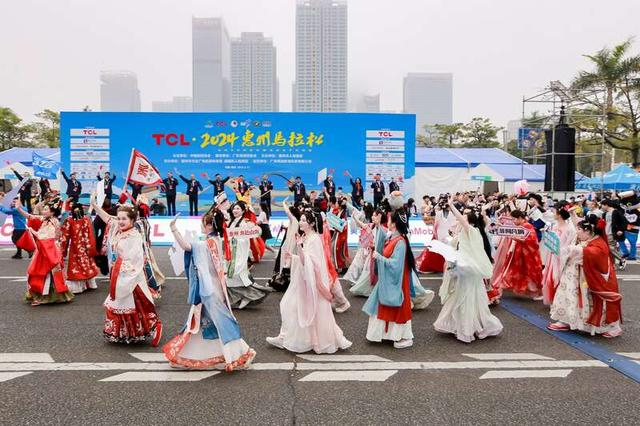 马拉松赛中的汉服队伍。主办方供图