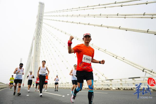 他们全力冲刺向终点|马拉松赛_新浪新闻