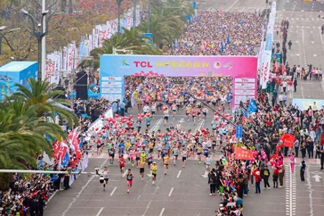 惠州马拉松鸣枪开跑。主办方供图