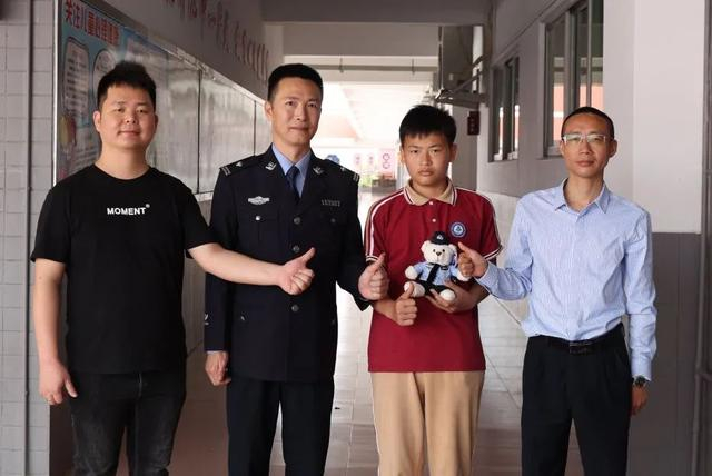 佛山:9岁男孩送锦旗:"最强蜀黍,又帅又暖"近日,佛山顺德区公安局大良