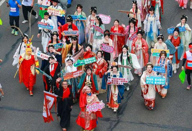 马拉松跑者古装助阵。主办方供图