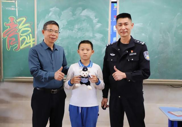 佛山:9岁男孩送锦旗:"最强蜀黍,又帅又暖"近日,佛山顺德区公安局大良