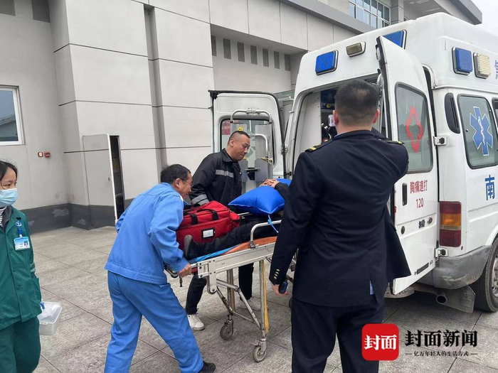 七旬老人乘火车突发疾病 车站紧急施救|看见正能量|站台|火车站|火车