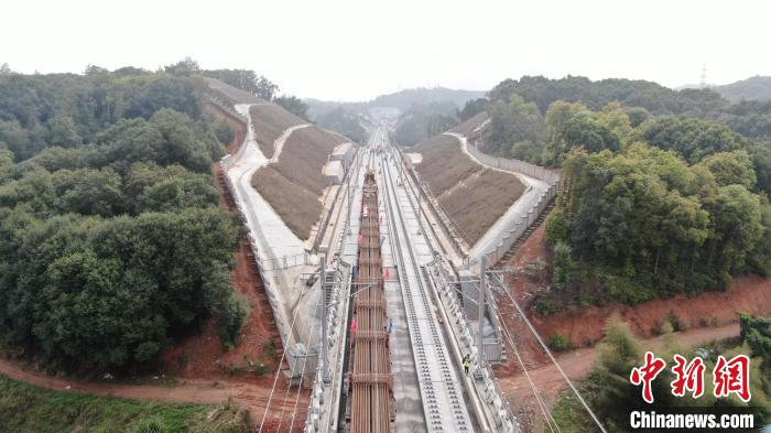 "中国铁路广州局集团有限公司深圳建设指挥部副指挥长丁健介绍说.