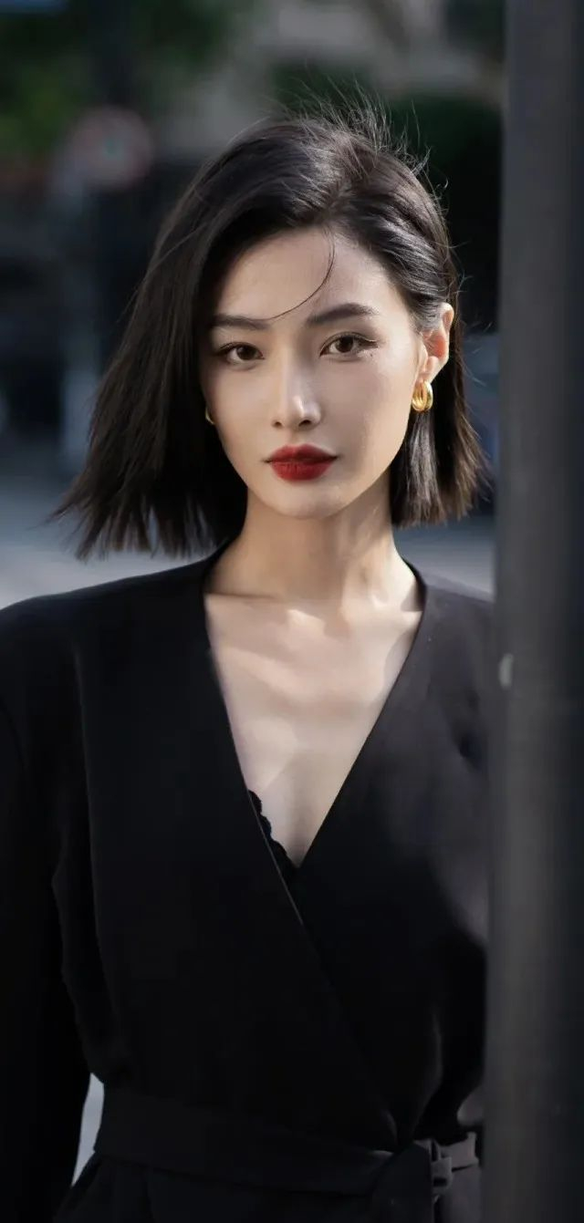 a的穿搭风格叠搭利落有层次,留着短发穿着西装的她精致飒美,用西装穿