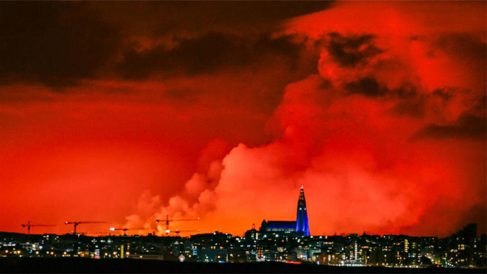 冰岛雷克雅内斯半岛火山再喷发熔岩从新裂缝中喷出天空呈橘红色