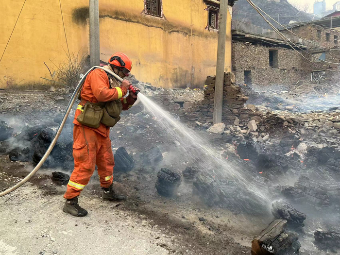 四川雅江突发森林火灾三路救援力量共千余人正在扑救