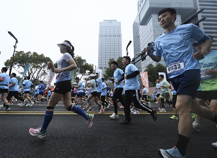 杭州临平:半程马拉松鸣枪开跑,跑进春天与时尚|杭州市|马拉松_新浪