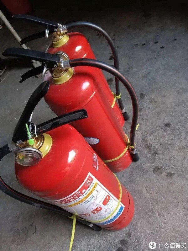 手提式干粉灭火器要检查常备火灾无情不要买到假货消费者要会看表会