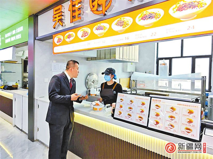 图为水磨沟区人民检察院检察官在新疆师范大学温泉校区东门餐饮广场检查食品安全。（全媒体记者饶俊华摄）