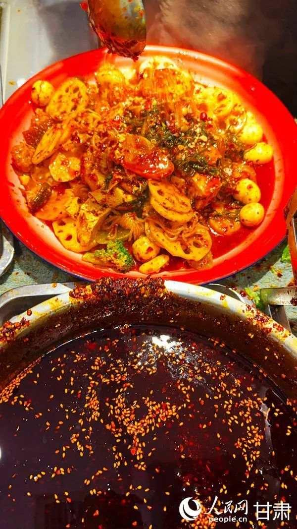 厨师正在制作麻辣烫。人民网记者 王文嘉摄