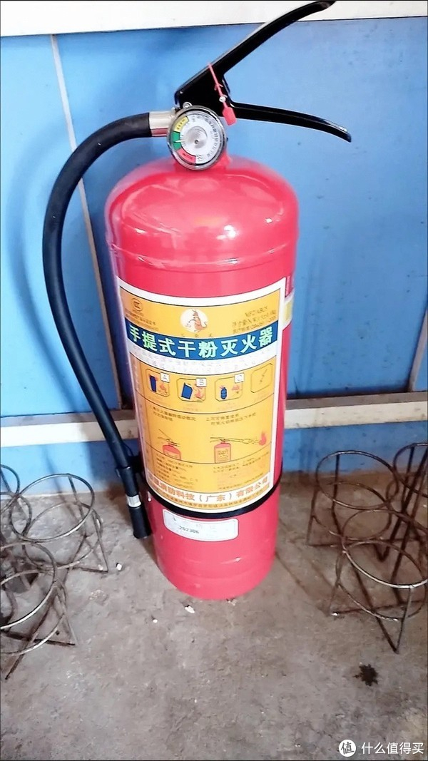 手提式干粉灭火器要检查常备火灾无情不要买到假货消费者要会看表会