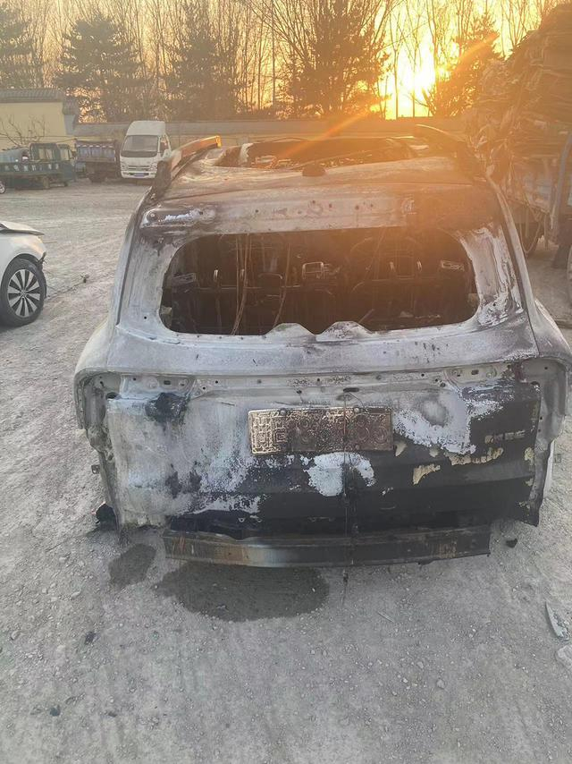 这辆suv,是他去年7月花14多万元买的,车上放了两台上万元的电脑,两部