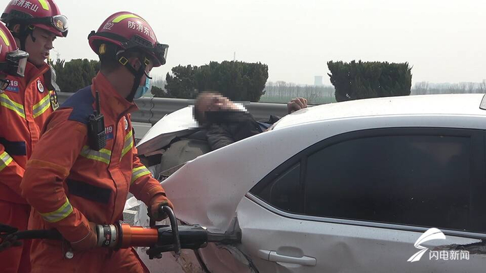 济青高速邹平段两车相撞 一老人因未系安全带被撞出挡风玻璃