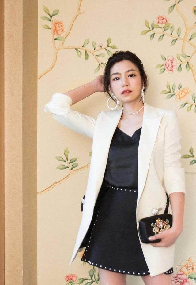 陈妍希罕见与老公陈晓亮相,穿吊带裙像女王,小4岁的他像小跟班|陈妍希