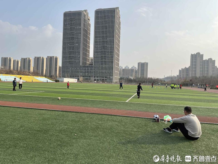 莱山区校园体育场免费开放首日门口登记就能进锻炼方便了