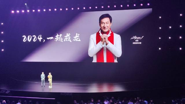 今天国际巨星成龙说他没有微信没有朋友圈手机主要用来拍照