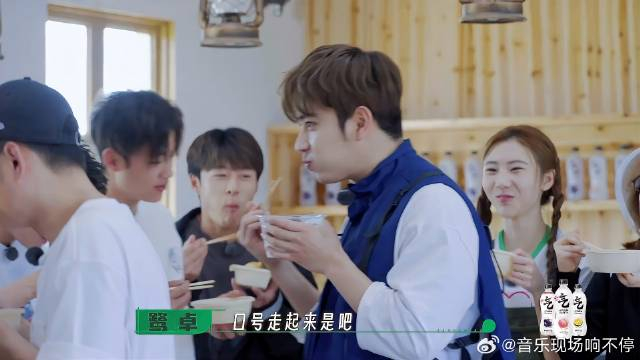 李维嘉吴昕体验种地团特色吃饭方法,全程流水转不停!