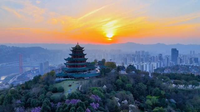 日落晚霞下的江北区鸿恩寺森林公园鸿恩阁