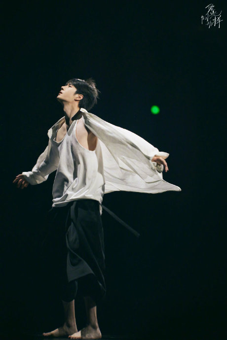 一身白衬衣,是谁梦回了#王一博打高尔夫##王一博白衬衫#王一博长风