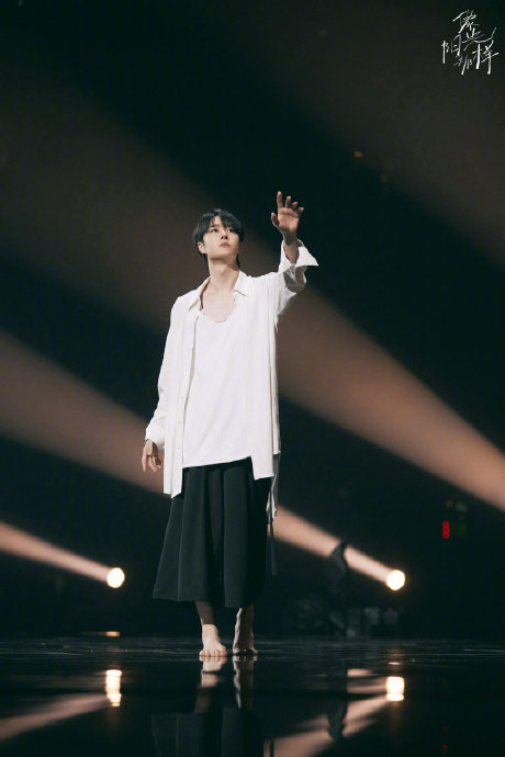 王一博长风破浪打高尔夫路透 一身白衬衣,是谁梦回了