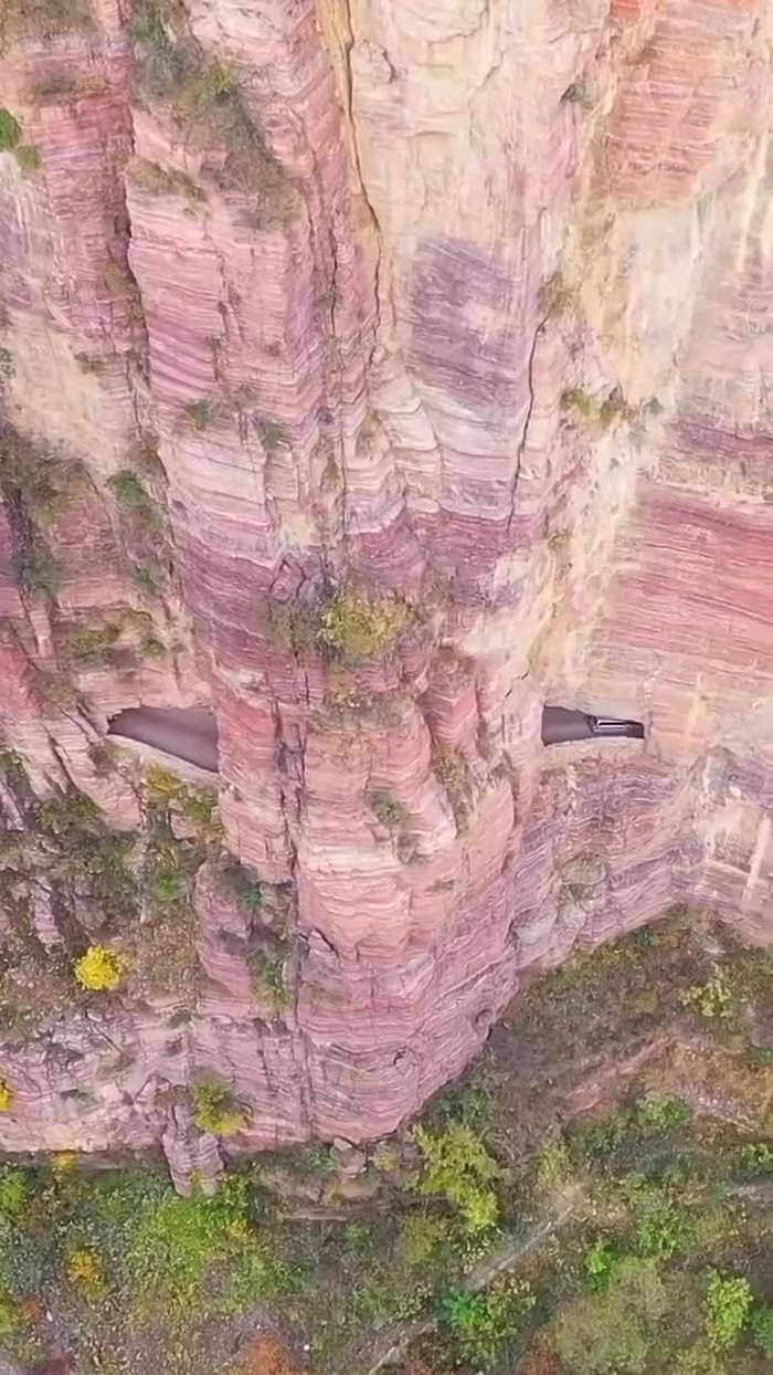 悬崖峭壁上的公路