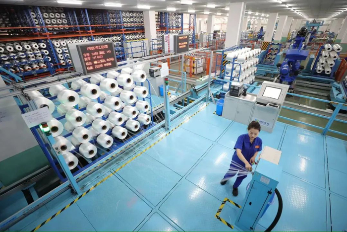 员工在吴江一工厂车间内作业 毛俊 摄