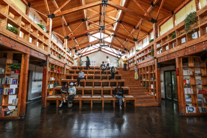 读者在吴江区七都镇开弦弓村江村文化礼堂阅读书籍 杨磊 摄