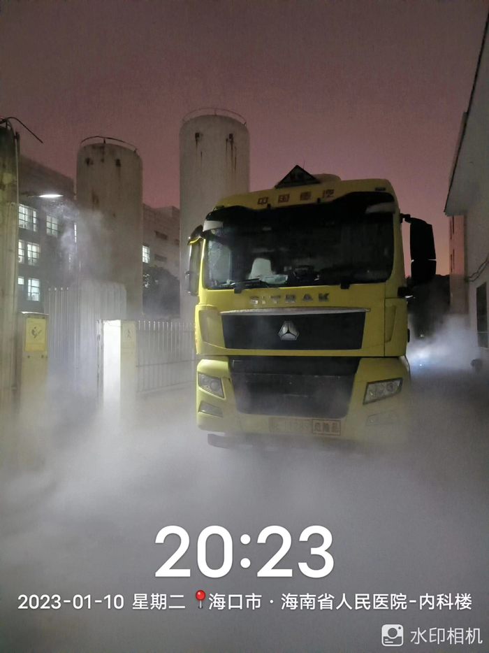 举报人提供照片称，2023年1月10日晚，桂E11289在海南省人民医院卸货，该车装载的疑似为工业氧。