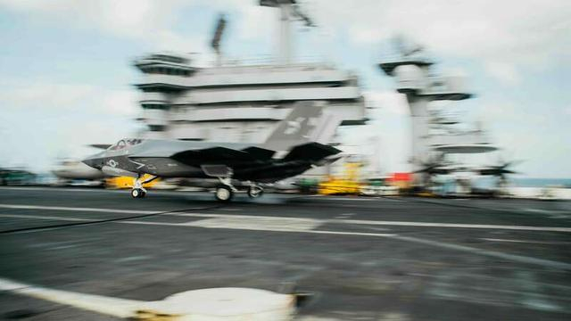 F-35战斗机在航母上降落。 图片来源 美国海军