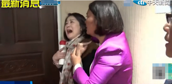 陈玉珍（右）将占据质询台的吴思瑶（左）拖到墙角。 图自台湾中时新闻网