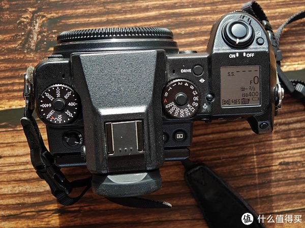 有假对焦现象,选择afs模式,半按快门,对焦点提升对上了,实际上有一定