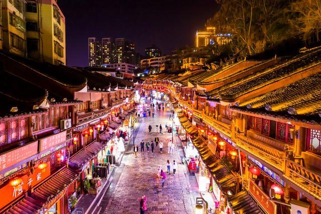 贵州都匀有一条石板街,已有600多年历史,夜色下仿佛回到明清