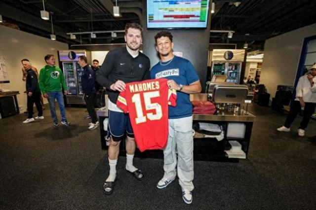 07东契奇赛后收到nfl巨星马霍姆斯的签名球衣 并与其合影留念|契奇