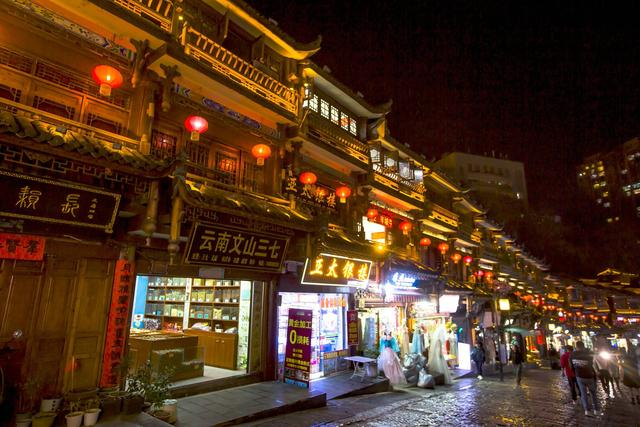 贵州都匀有一条石板街,已有600多年历史,夜色下仿佛回到明清