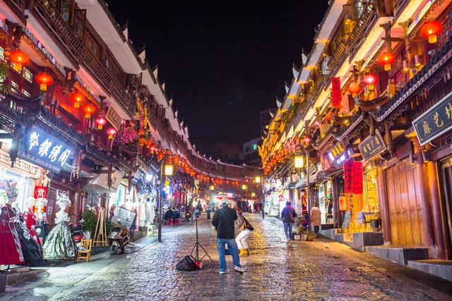 贵州都匀有一条石板街,已有600多年历史,夜色下仿佛回到明清|都匀