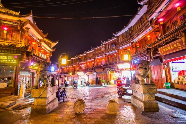 贵州都匀有一条石板街,已有600多年历史,夜色下仿佛回到明清