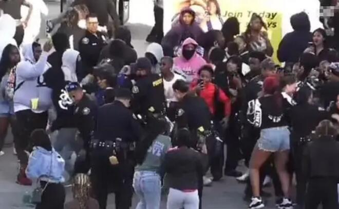 美国两女子街头互殴引200人围观,许多人持手机拍摄