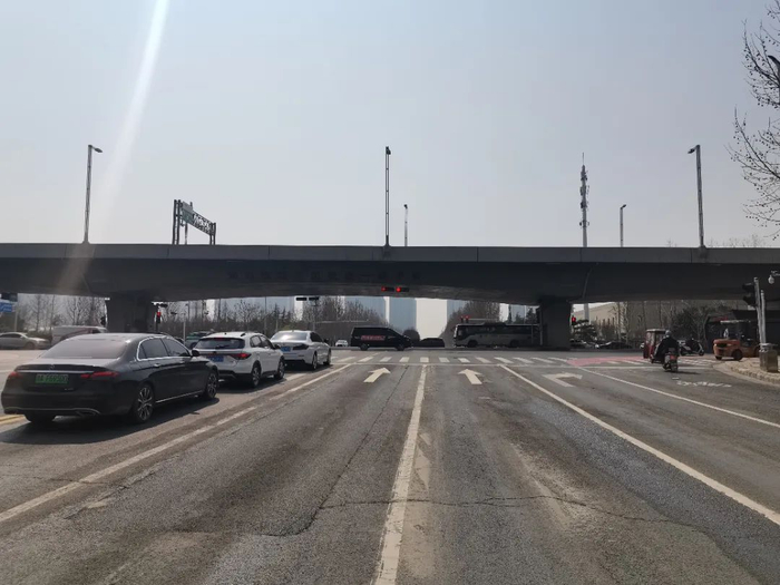 高架控流,路口控右,在郑州高峰期开车要注意了!