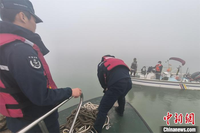钓渔船遇大雾搁浅福州海警局成功救助3名船员