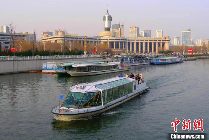 3月18日,游客乘坐天津海河游船观光.